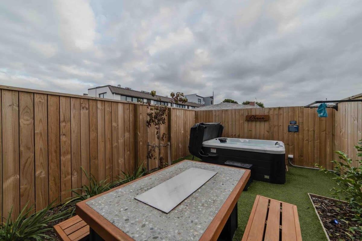 Stones Throw From The Stadium & Hot Tub Christchurch Dış mekan fotoğraf